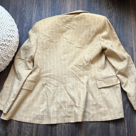 MVP WARDROBE STRIPPED BLAZER - Picture 6 of 6